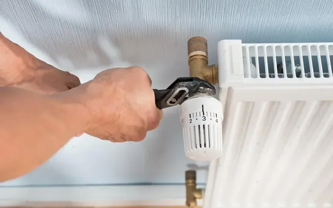Contrôle de la pression d'une chaudière gaz lors d'un entretien à Houilles